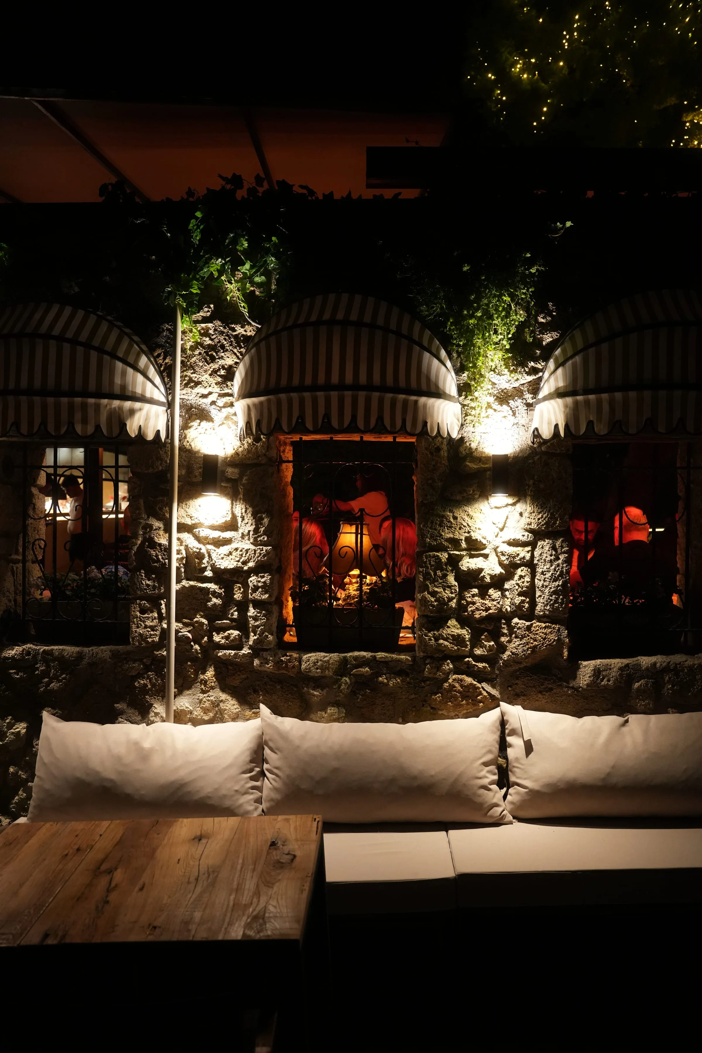 Taş duvarların ardındaki amber ışıklı salon